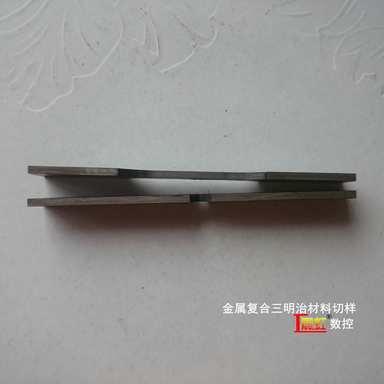 砂線(xiàn)切割機(jī)金屬三明治復(fù)合材料切割效果
